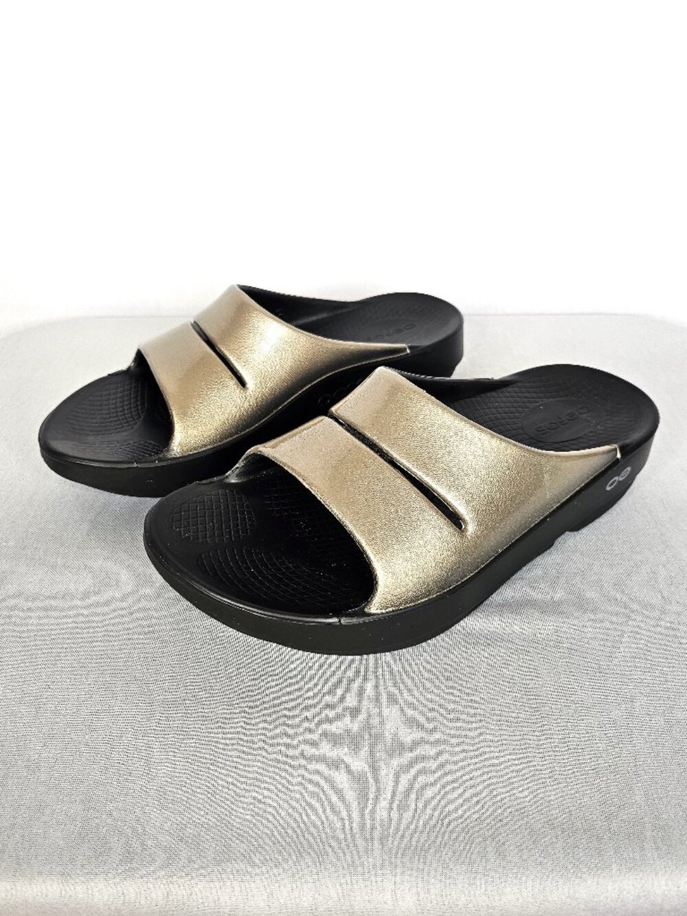 OOFOS OOahh Gold Metallic Recovery Slides Sandals I Women's Size 6